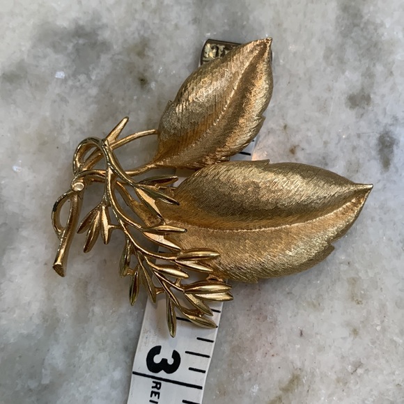 Vintage Sarah Coventry Gold Leaf Brooch - Picture 5 of 5